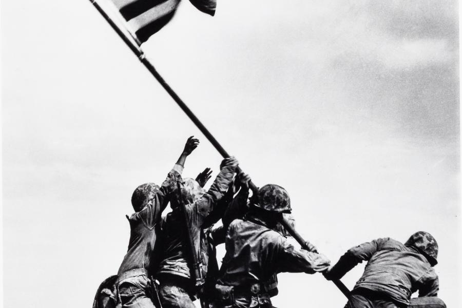 JOE ROSENTHAL (1911–2006) Raising the Flag on Iwo Jima, 1945 Gelatin silver print, printed in 1984 21,6 x 16,6 cm Signed by the photographer in ink on the reverse Schätzpreis 7.000–8.000 Euro © WestLicht Photo Auction