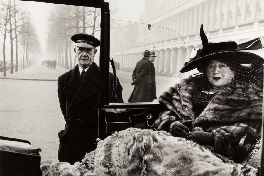 INGE MORATH (1923–2002) Mrs. Eveleigh Nash at the Buckingham Palace Mall, 1953 Gelatin silver print, printed in the 1970s 22,1 x 32,7 cm Photographer's agency stamp and her handwritten annotations in pencil on the reverse Schätzpreis 4.000–5.000 Euro © WestLicht Photo Auction