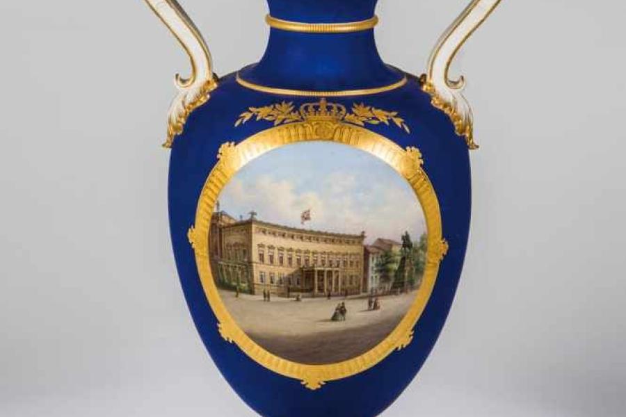 Amphoren - Vase (sog. Urbino-Vase) KPM Berlin, 1849 - 1870 Achteckiger profilierter Sockel Schätzpreis:	5.200 - 6.000 EUR