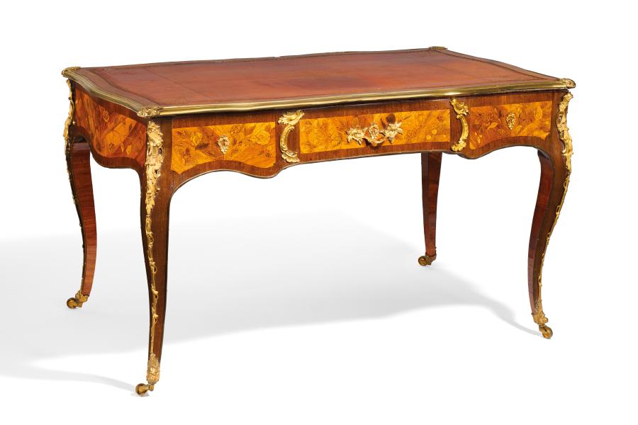 Bureau Plat Louis XV. Paris | Um 1750 | Rosenholz, Königsholz, Nussbaum, Ahorn | 76 x 130 x 78 cm Ergebnis: 19.350 Euro