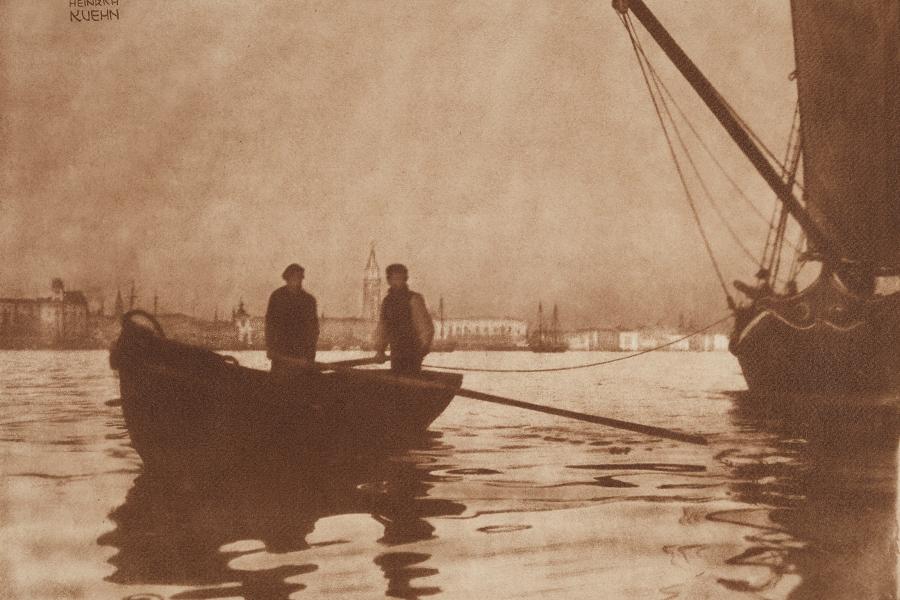 Heinrich Kühn In Bacino di San Marco, Venezia. Um 1898 Kombinationsgummidruck auf strukturiertem Aquarellpapier, 50,6 x 65,7 cm Schätzpreis: € 20.000 – 30.000 Lot 18 / Auktion 1133 Photographie