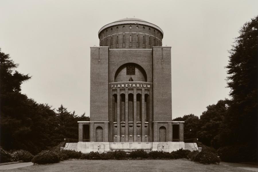 Holger Stumpf (*1953), Planetarium, Stadtpark Hamburg, 1979, Silbergelatinepapier, 16 x 23,5 cm, © Holger Stumpf