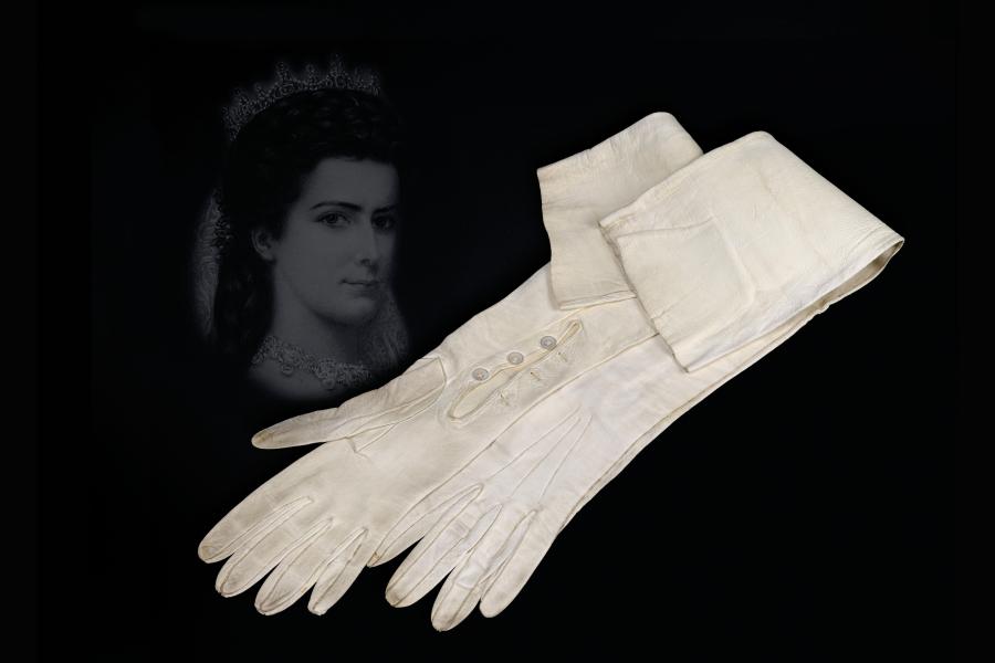 Nr. 103 Kaiserin Elisabeth von Österreich: Paar Handschuhe aus Rehleder, jeweils drei Knöpfe, inseitig verschiedene Nummernstempel, Inventaretikett, Länge 56 cm, um 1880, Provenienz: Kaiserin Elisabeth von Österreich, Erzherzogin Marie Valerie und Nachkommen, Schätzwert € 3.000 - 5.000