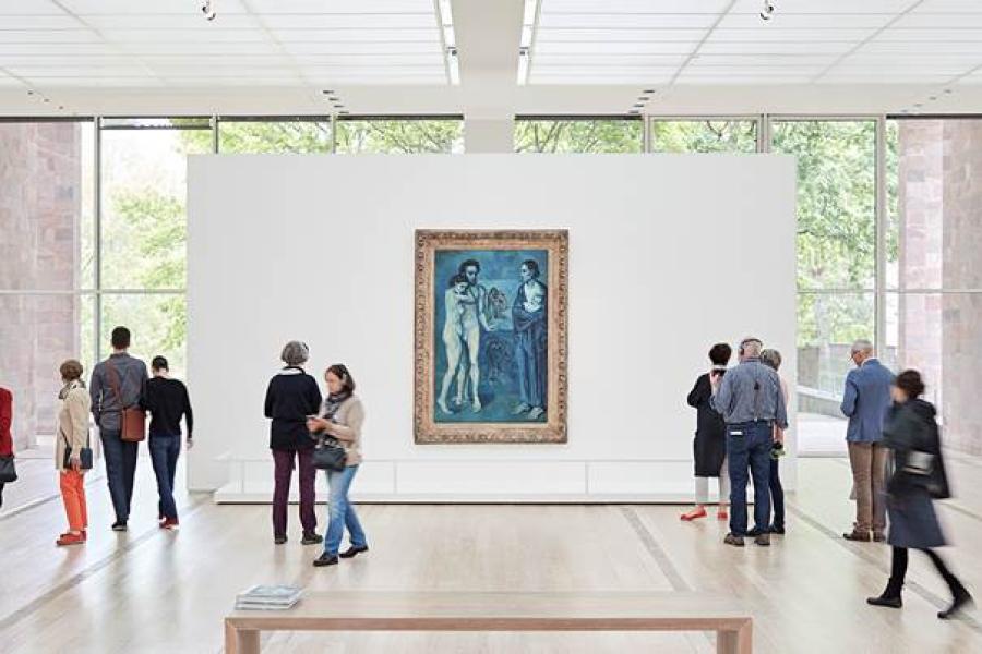 Abbildung: Installationsansicht „Der junge PICASSO – Blaue und Rosa Periode” in der Fondation Beyeler, Riehen/Basel, 2019; Kunstwerk: Pablo Picasso, La Vie, 1903, Öl auf Leinwand, 197 x 127,3 cm, The Cleveland Museum of Art, Donation Hanna Fund, © Succession Picasso / ProLitteris, Zürich 2018 Foto: Mark Niedermann