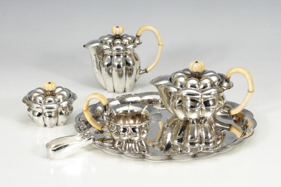 6-teiliges Kernstück, JOSEF HOFFMANN - WIENER WERKSTÄTTE. A Viennese Silver 6-Piece Coffee- and Tea-Set by Wiener Werkstätte, designed by Josef Hoffmann. 1922 or later, minimal cracks from drying in the ivory, one small dent on the bottom of the coffee pot.Zuschlagspreis:	39.000 EUR