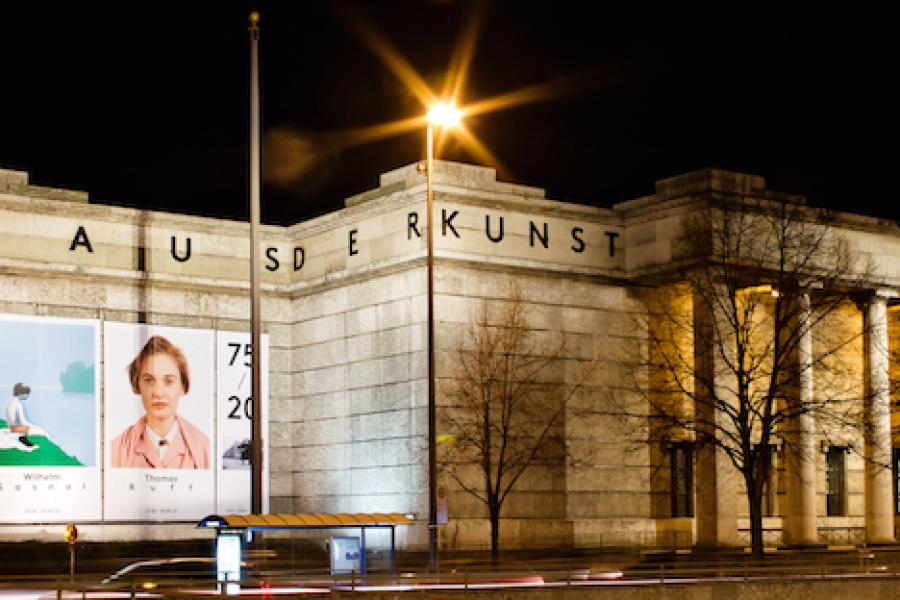 Im Westflügel, also links vom Haupteingang des Haus der Kunst in der Prinzregentenstraße 1, finden Kunstliebhaber vom 12. bis 20. Oktober jede Menge Schätze, die es zu entdecken gilt.  Fassade Haus der Kunst, 2012, Foto: Marino Solokhov