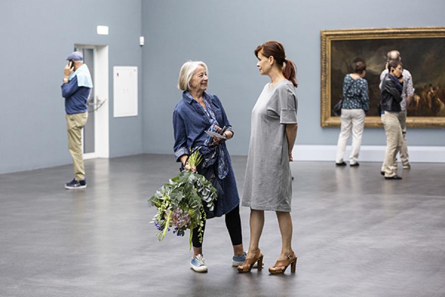 Die 25'000ste Besucherin Regina Kieffer-Jakob in der Ausstellung Turner. Das Meer und die Alpen, Foto: Patrick Hürlimann