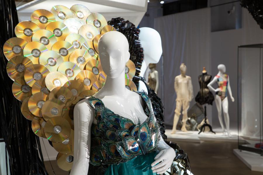 Ein Kleid kann auch aus bedrucktem Papier und goldenen CDs bestehen, wie dieses Modekunstwerk des Designers Stephan Hann im Textilwerk Bocholt zeigt. Foto: Sven Betz