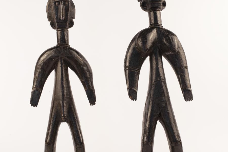 Atelier de la région de Ségou, Bamana, Mali Personnages Jomooni féminin et masculin, début du 20e siècle Bois et métal, H: 40,5 et 43,3 cm Collection privée, anciennement collection Matisse Photo: Xavier Martinez