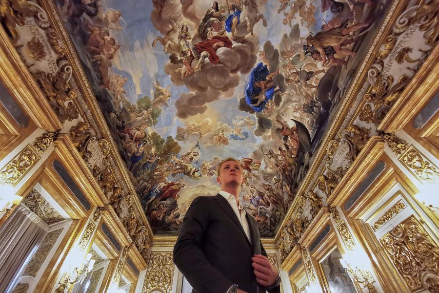 Leon Löwentraut im prunkvollen Sala Luca Giordano, dem Ort der Eröffnungsreden – unter einem prächtigen Deckengemälde von Luca Giordano. Das Fresko erstreckt sich über die gesamte Länge des Raumes und zeigt die „Apotheose der Medici-Dynastie“ sowie diverse mythologische Szenen.  (c) Adrian Bedoy