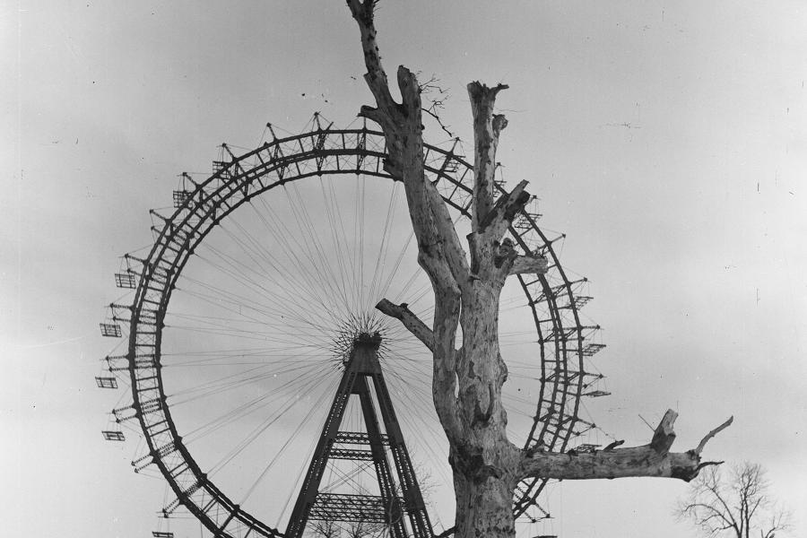 Das Wiener Riesenrad 1945 – © Okamoto / ÖNB