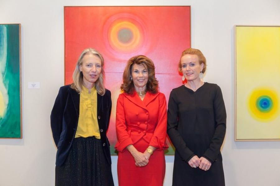 Bundeskanzlerin Brigitte Bierlein zwischen Belvedere-Direktorin Stella Rollig und ART&ANTIQUE-Chefin Alexandra Graski-Hoffmann vor den Gemälden der Malerin Christa Hauer (1925-2013).