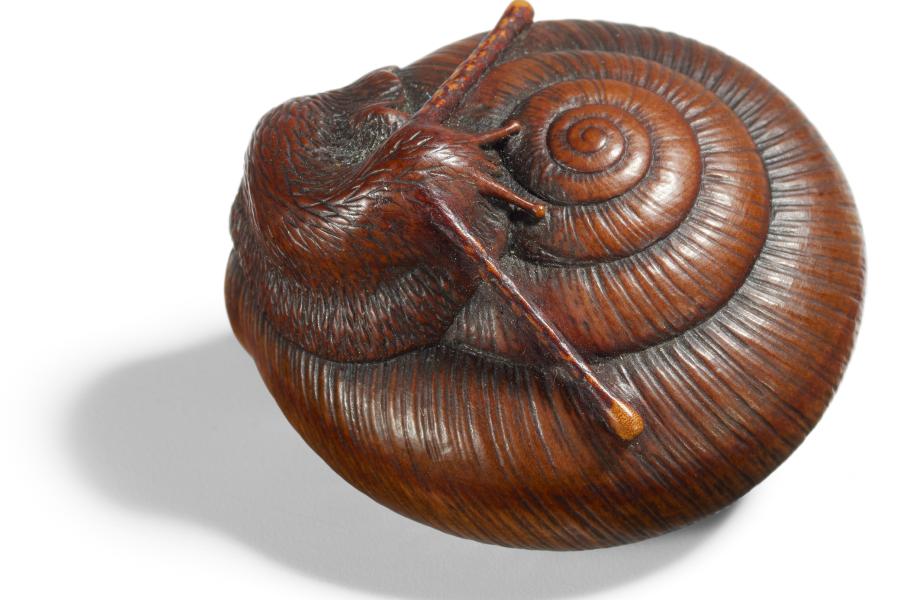 Netsuke einer Schnecke Japan | Edo-Zeit (1603 – 1868) Tadatoshi (ca. 1770 – 1840) Nagoya-Schule | Buchsbaum Breite 3,9cm Taxe: 10.000 – 15.000 Euro