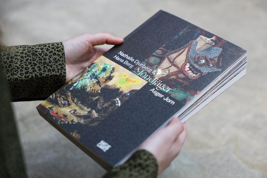 Das Buchcover und die Abbildungen in höherer Auflösung befinden sich im Anhang. Der Bildnachweis lautet: Kunstmuseum Ravensburg, Ausstellungskatalog MONDJÄGER, 2019, Foto: Wynrich Zlomke