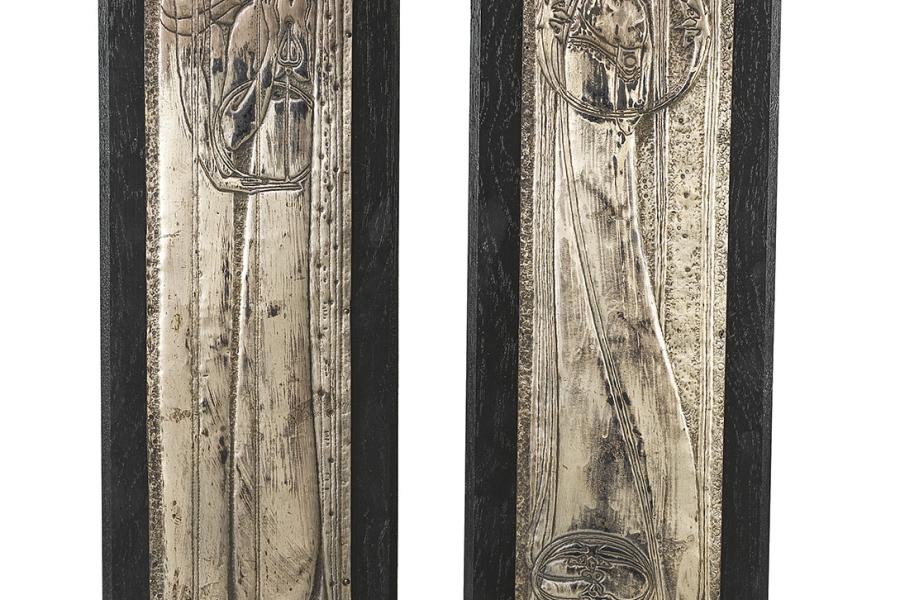 Margaret MacDonald, Paar Reliefs “Der Tag“ und „Die Nacht“ ehemals Bestandteil des Rauchschrankes von Charles Rennie Mackintosh. Der Schrank wurde bei der wichtigen VIII. Secessionsausstellung in Wien im „Schottischen Raum“ im Jahr 1900 präsentiert, Metall versilbert, 58,6 x 10,6 cm und 58,4 x 10,7 cm Schätzwert € 40.000 – 80.000