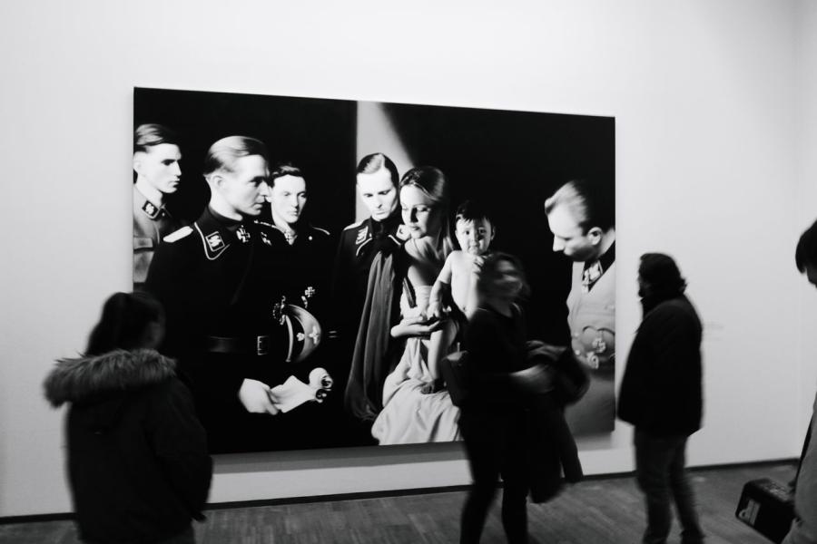 Ausstellungsansicht "Warhol bis Richter." Gottfried Helnwein *1948 Epiphanie I (Die Anbetung der Könige 3) 2019 (c) findART.cc Foto frei von Rechten.