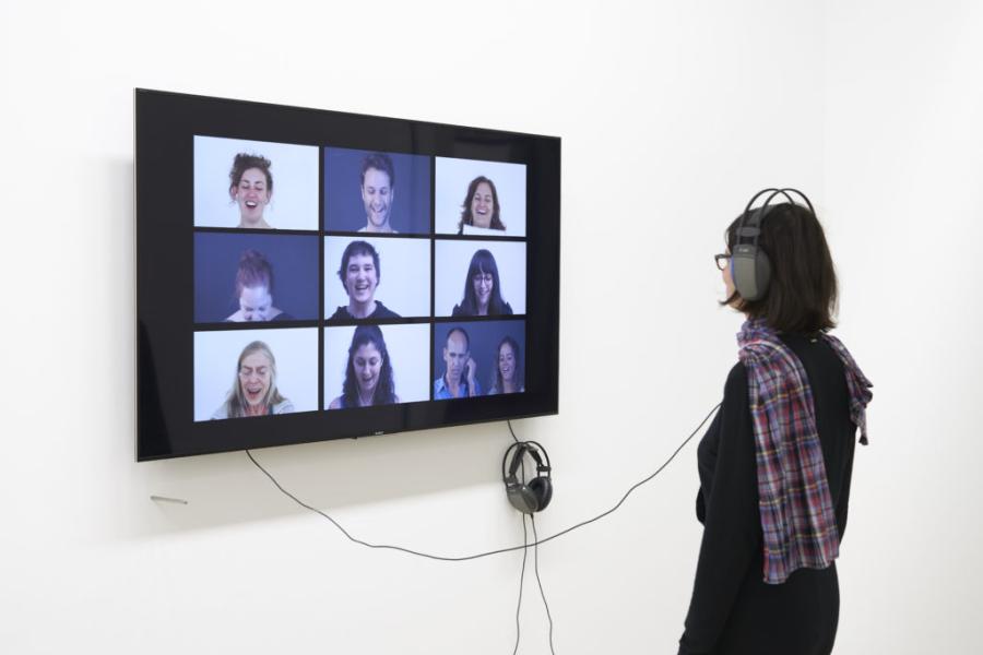 Foto: Antonia Baehr, Could You Please Laugh Like Nicole Dembélé? – Chorus 1, 2012 Ausstellungsansicht LACHEN, TAXISPALAIS Kunsthalle Tirol, 2019 HD-Video 3:39 Min. Courtesy die Künstlerin Foto: Günter Kresser