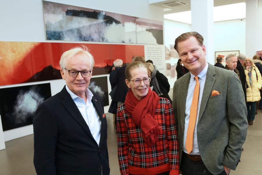 B.U.: DIE FAMILIENUNTERNEHMER in der Galerie Hans Mayer: Dr. Georg Rotthege (links) und Marco van der Meer (rechts)Amit der Gattin des Galeristen. Fotograf: Detlef Ilgner