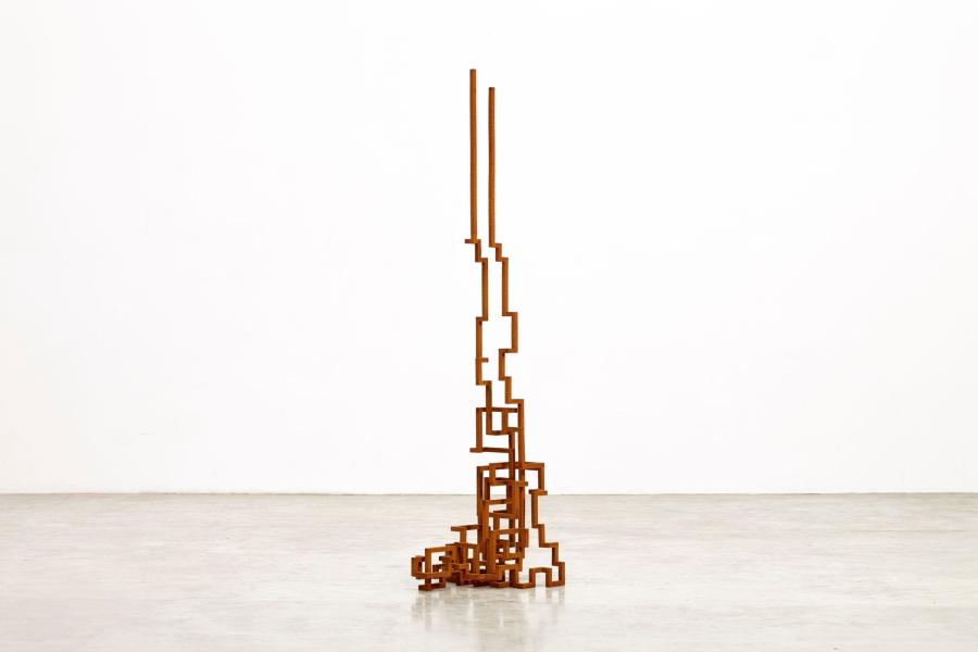 Antony Gormley, FILL, 2019 Cast iron 222 x 55,6 x 67,3 cm (74,8 x 202,76 x 12,6 in) - 49,6 Kg. © The artist. Photograph by Stephen White & Co.