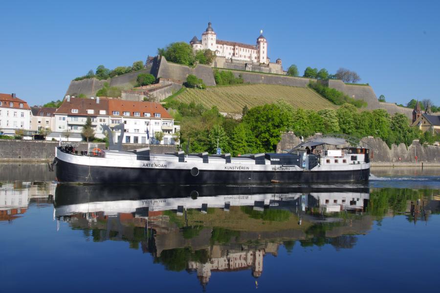 Die Ausstellungen des ersten Habjahres auf dem Kunstschiff ARTE NOAH des Kunstvereins Würzburg werden auf 2021 verschoben. Leider entfällt auch die Große Fahrt zur ARTbreit im Juni. Foto: Jörg Nellen