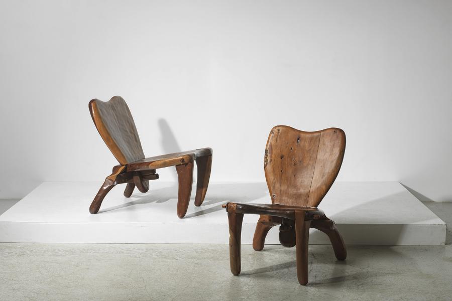 Zwei seltene Lounge-Sessel, Don S. Shoemaker, Mexiko um 1960, skulpturale, vierbeinige Konstruktion aus massivem Nussholz, Startpreis € 16.000