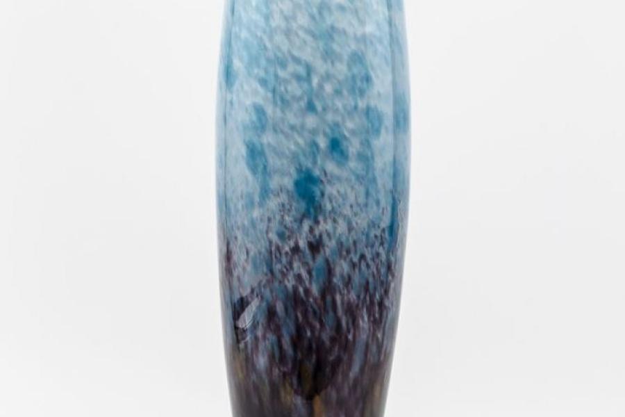 Große Art Déco Vase Farbloses Glas mit Pulvereinschmelzungen in der Zwischenschicht in verschiedenen Blau-, Lila- und Rottönen. Mindestpreis:	150 EUR