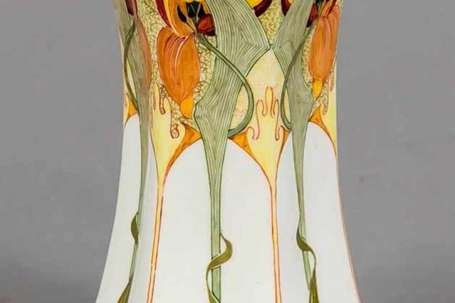 Jugendstil Vase, Rozenburg, den Haag, um 1900-10, hexagonal-konkave Form, Eierschalenporzellan, feine Malerei mit Blütenzweigen in Orange und Grün, Malersignatur Samuel Schelling, H. 12 cm. Mindestpreis:	1.200 EUR