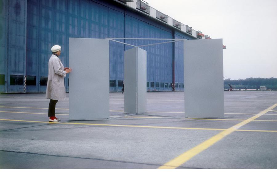 Charlotte Posenenske mit „Drehflügel Serie E“, Flughafen Frankfurt am Main, 1968, © Courtesy Nachlass Charlotte Posenenske, Frankfurt am Main, Mehdi Chouakri, Berlin, Peter Freeman, Inc., New York, Konrad Fischer, Düsseldorf, Sofie Van de Velde, Antwerpen und Take Ninagawa, Tokio. Foto: Gabriele Lorenzer-Walther