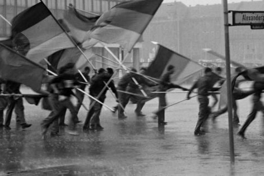 Harald Hauswald, Fahnenflucht, 1. Mai-Demonstration, Alexanderplatz, Mitte, Berlin, 1987