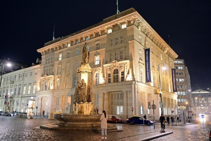 Bank Austria Kunstforum Wien Exterior By Night © leisure communications/Christian Jobst