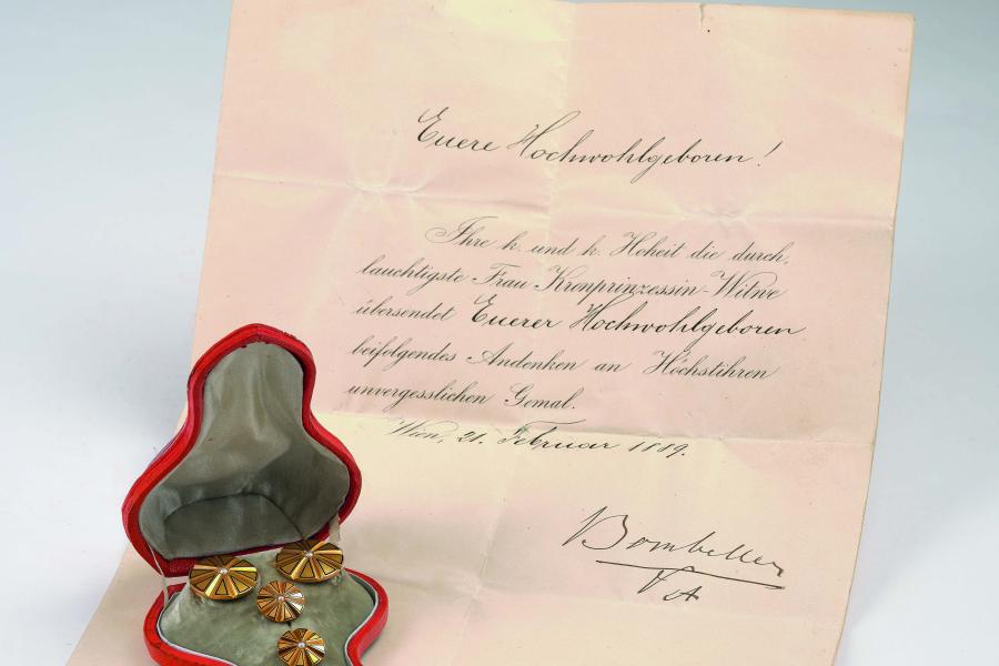 Kronprinz Rudolf: Persönliche Hemd- und Kragenknöpfe, Gold, teilweise emailliert, Perlen, in originalem lederbezogenen Etui, dazu Begleitschreiben mit Herkunftsnachweis 1889: "Euere Hochwohlgeboren! Ihre k. und k. Hoheit die durchlauchtigste Frau Kronprinzessin-Witwe übersendet Euerer Hochwohlgeboren beifolgendes Andenken an Höchstihren unvergesslichen Gemal. Wien, 21. Februar 1889, Bombelles", Provenienz: Joseph Latour von Thurmburg, Erzieher des Kronprinzen Rudolf. Schätzwert € 2.500 - 5.000