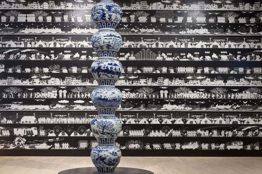 Installationsansicht, Ai Weiwei, Odyssey, 2016 und Stacked Porcelain Vases as a Pillar, 2017, Foto: Achim Kukulies