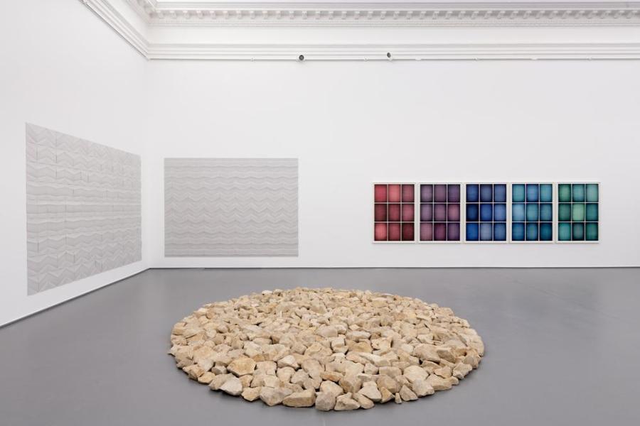 Sammlungssatellit #5, Ignacio Uriarte, Den Zufall ordnen, Ausstellungsansicht, Arbeiten von Gerhard Richter (© der Künstler), Richard Long (© VG Bild-Kunst, Bonn 2020), Bethan Huws (© VG Bild-Kunst, Bonn 2020), und Ignacio Uriarte (© der Künstler, Courtesy Philipp von Rosen Galerie), Foto: Dirk Rose