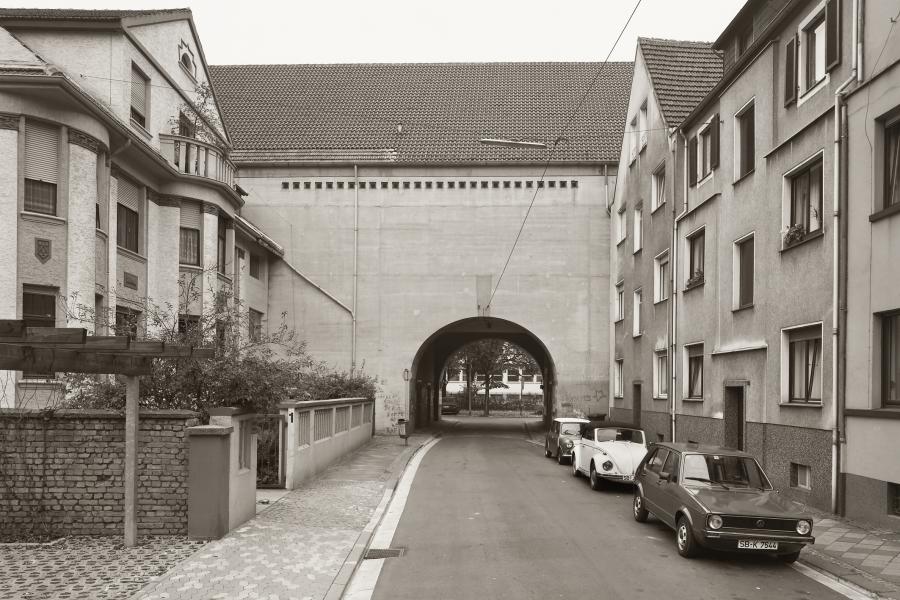 Boris Becker: Hochbunker, Saarbrücken, Schmollerstraße, 1985, © Boris Becker, VG Bild-Kunst, Bonn 2021