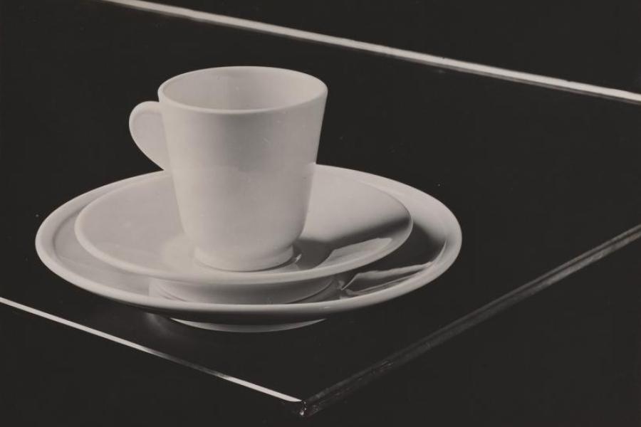 Hans Finsler (1891–1972) Tasse, Untertasse und Teller, 1931 Silbergelatine-Abzug auf Barytpapier 16,4 × 22,9 cm Städel Museum, Frankfurt am Main, Eigentum des Städelschen Museums-Vereins e.V. © Nachlass Hans Finsler