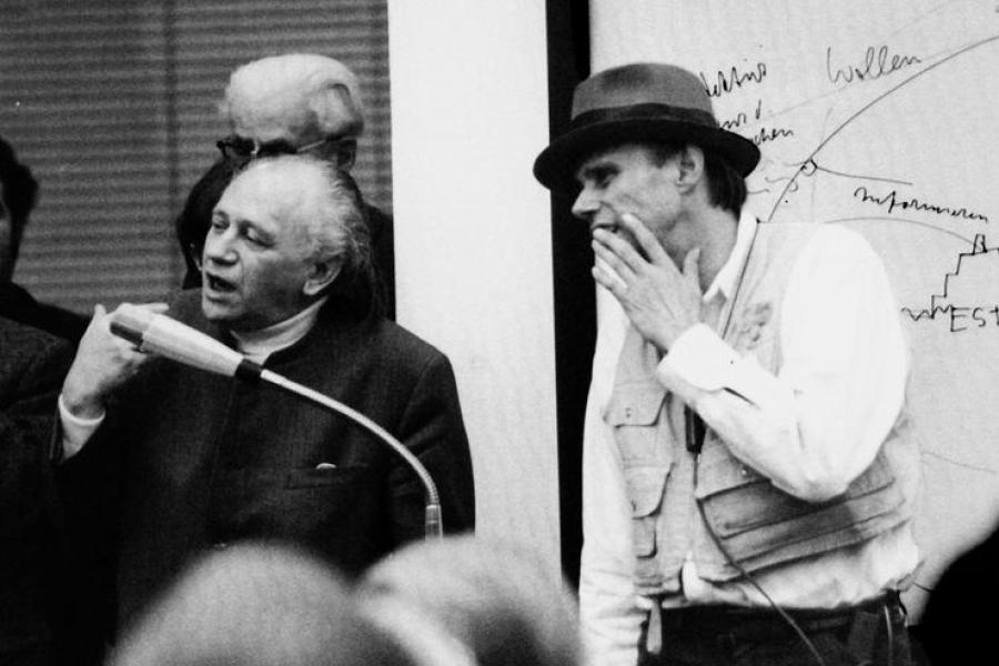 Ausstellung “Kunst = Mensch”: Joseph Beuys und Paul Wember während des Vortrags “Kunst = Mensch”, Kaiser Wilhelm Museum Krefeld, 15. Dezember 1971, Foto: Theo Windges, Krefeld, © VG Bild-Kunst, Bonn 2020