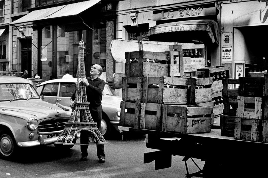 Paris, 1966 © Elliott Erwitt / Magnum Photos, courtesy OstLicht. Galerie für Fotografie