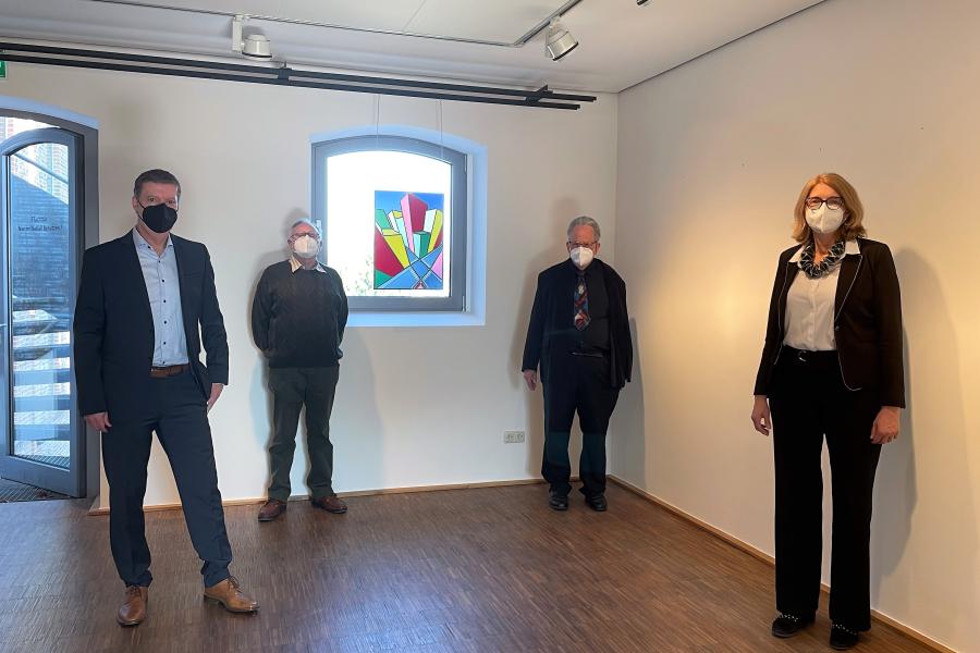 Foto: Präsentation des Glasbildes "Big City" im Museum: (v. l. n. r.) Carlo Aretz (Geschäftsführer des Museums), Karl-Heinz Schumacher (Künstler), Heinrich Oidtmann (Betriebsinhaber Dr. H. Oidtmann GmbH in Linnich) , Luzia Schlösser (Museumsleiterin)