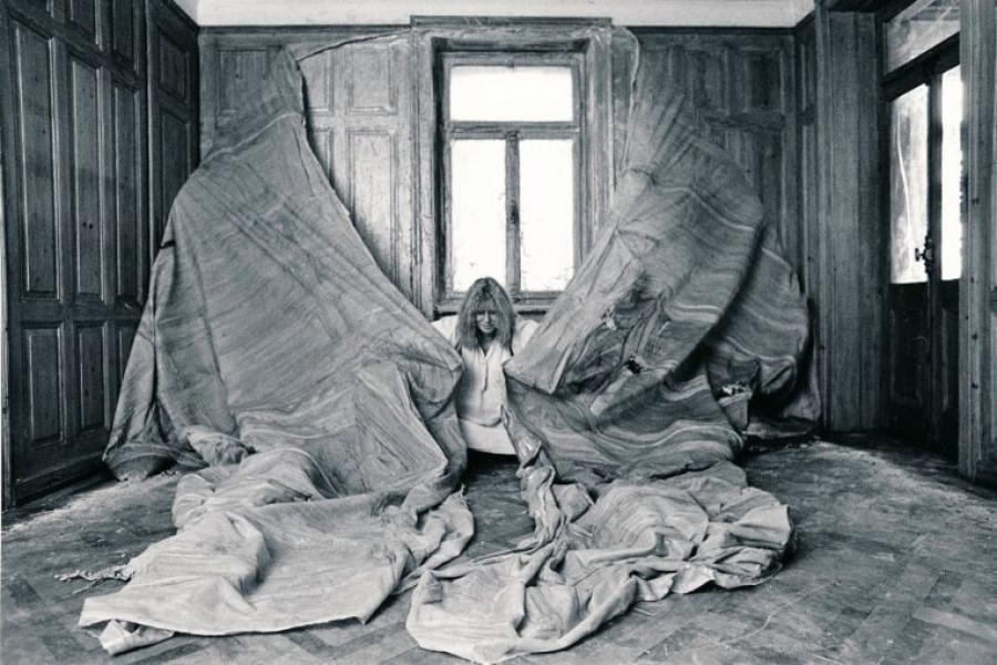 Heidi Bucher, Ablösen der Haut II - Herrenzimmer, 1979, The Estate of Heidi Bucher, Photo: Hans Peter Siffert