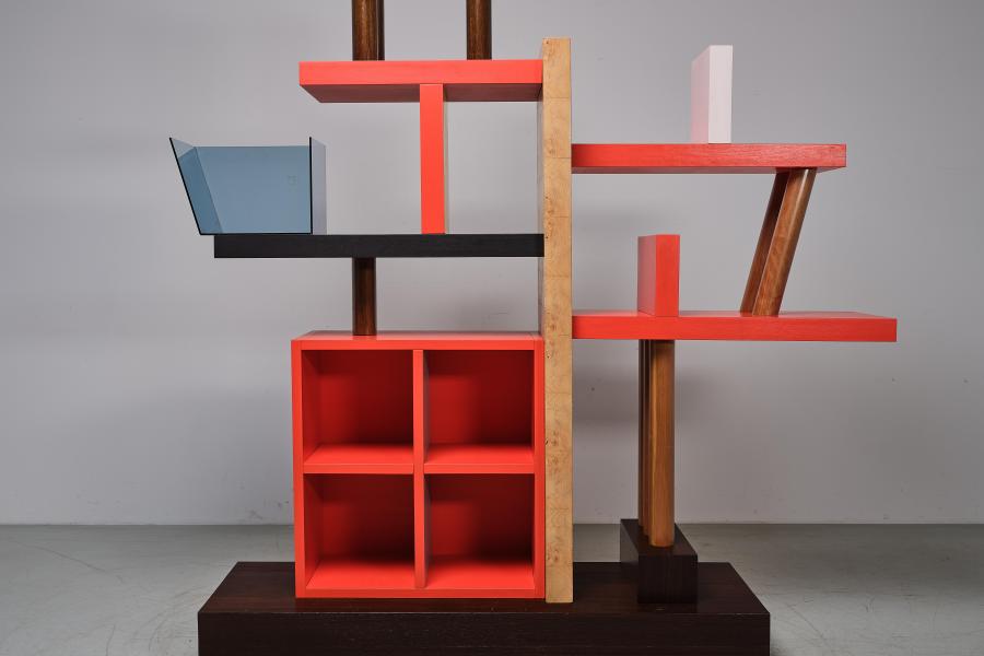 Libreria "Liana", Entwurf Ettore Sottsass, 1985, Ausführung Meccani Arredamenti, Cascina, Italien 1992, signiert: Sottsass 1992, Ku Höhe 220 cm, Breite 220 cm, Tiefe 60 cm. Nummer 4 der limitierten Edition von 10, die in Details und Farbe leicht variieren. Schätzwert € 12.000 - 18.000, Auktion 10. Mai 2021