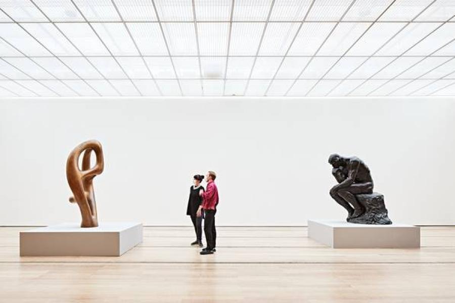 Abbildung: Installationsansicht «Rodin / Arp» in der Fondation Beyeler, Riehen/Basel, 2021; Hans Arp, Ptolemäus III, 1961, Kunstmuseum Basel; Auguste Rodin, Der Denker, 1903, Kunsthalle Bielefeld; © 2021, ProLitteris, Zürich; Foto: Mark Niedermann