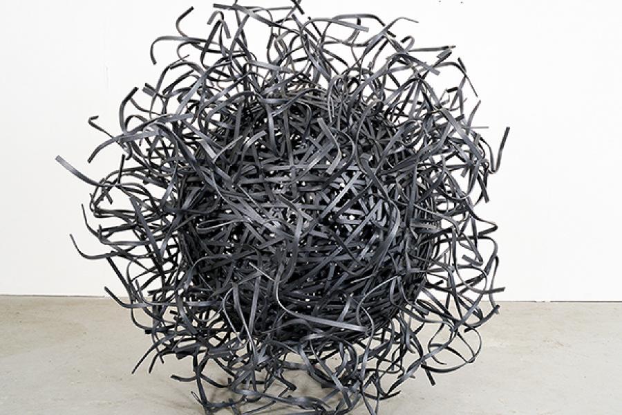 Angelika Summa (*1952): Structangle (2016)  Stahlband, Zink, Pulverbeschichtung 130,0 × 120,0 × 120,0 cm  Ausstellung »Magie der Struktur« 16.05.2021 bis 27.06.2021 Objektnummer 17969 Preis: Auf Anfrage.