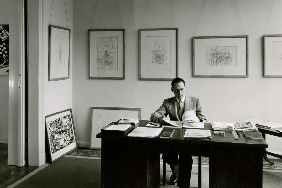 Michael Hertz am Schreibtisch, Bremen, Mai/Juni 1955, ZADIK – Zentralarchiv für deutsche und internationale Kunstmarktforschung, Köln, Bestand A13/Galerie Michael Hertz, Bremen, Foto: Rudolph Stickelmann, Bremen (Staatsarchiv Bremen) | Abb. Ausstellungsübersicht: Fernand Léger, Zweige, 1951, Farblithographie, Kunsthalle Bremen – Der Kunstverein in Bremen, © VG Bild-Kunst, Bonn 2020