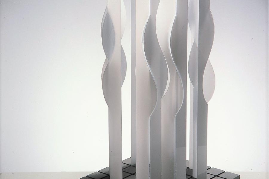 Renato Santarossa, Modulo bianco, 1985, 0,22 x 0,67 m, handgeschnittenes Milchglaslamellen auf Carrara Marmor