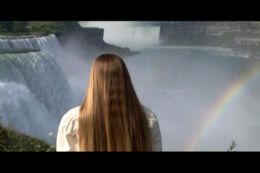 Mika Rottenberg, Chasing Waterfalls. The Rise and Fall of the Amazing Seven Sutherland Sisters, 2006, Video, 9′, Farbe, Ton. Videostill. Courtesy of the artist and Nicole Klagsbrun, New York.