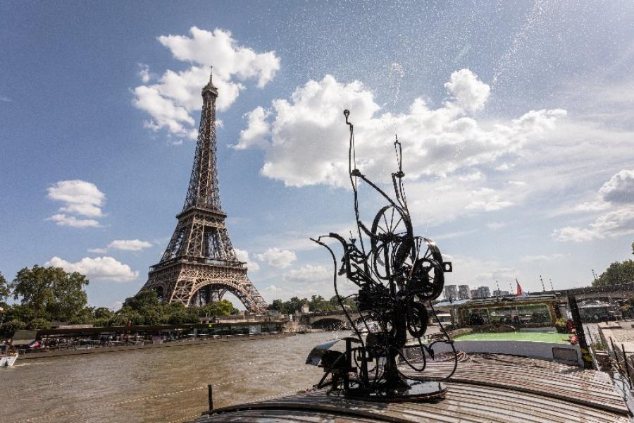 Die MS Evolutie mit Tinguelys Schwimmwasserplastik vor dem Eiffelturm in Paris. Foto: Matthias Willi