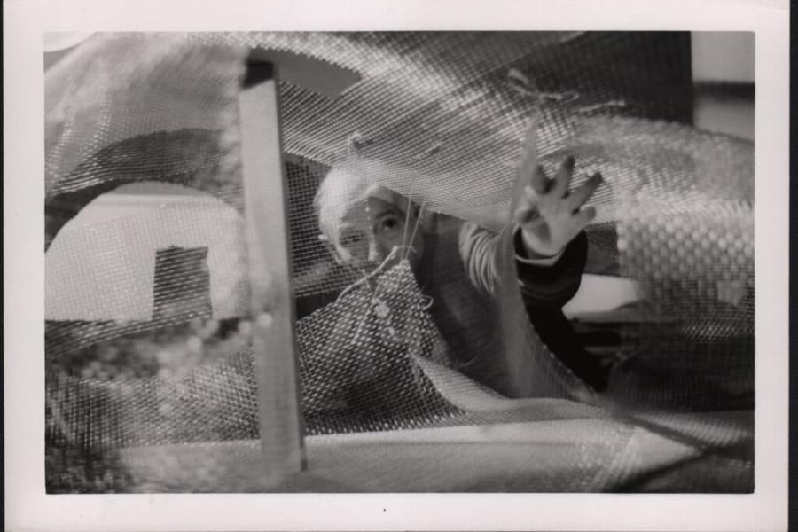 Friedrich Kiesler arbeitet am Maschendrahtmodell seines "Endless House", New York, 1959, Fotograf unbekannt.