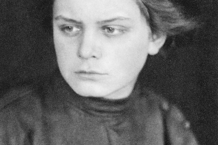 Porträt der Künstlerin TOYEN (Marie Čermínová / 1902–1980), um 1919 Fotograf*in unbekannt Privatsammlung Repro-Foto: © Christoph Irrgang