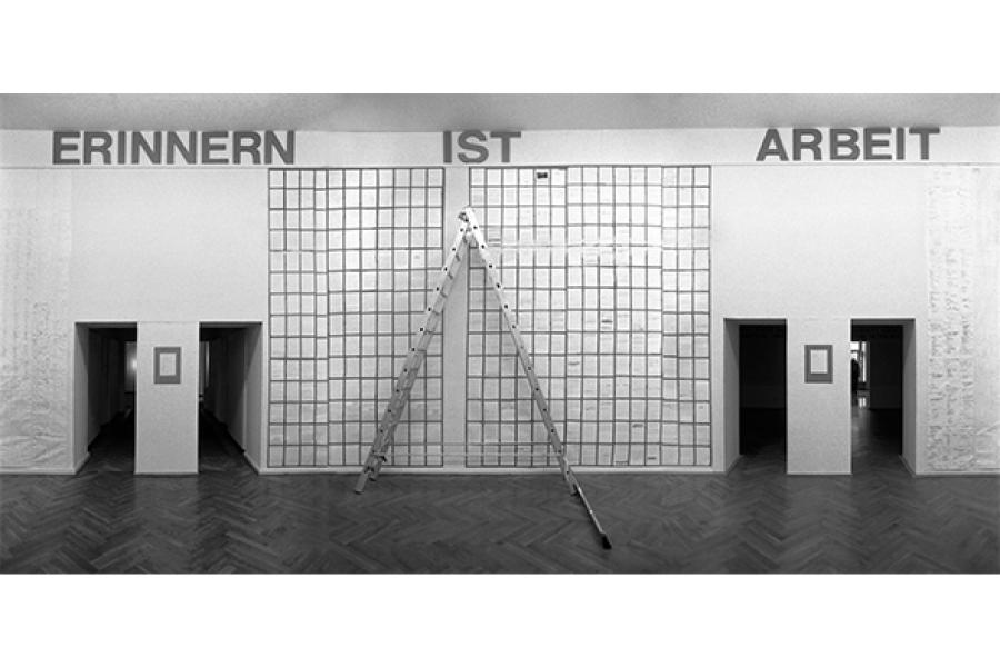 „Erinnern ist Arbeit“, Ausstellungsprojekt von Einar Schleef, 1992, im Marstall, Berlin. Foto © Ute Schendel. VG Bild-Kunst, Bonn 2021