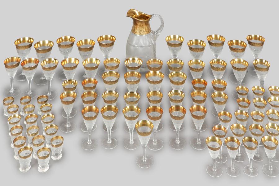 00001 Glasserie Moser, ‚Splendid Gold‘, wie:  Krug, H = 26 cm, zehn Weißwein-, 17 Südwein-, 19 Sherry- und 18 Schnapsgläser, sowie 15 und zwei Schnapsbecher (64)  Ausruf€ 800,–